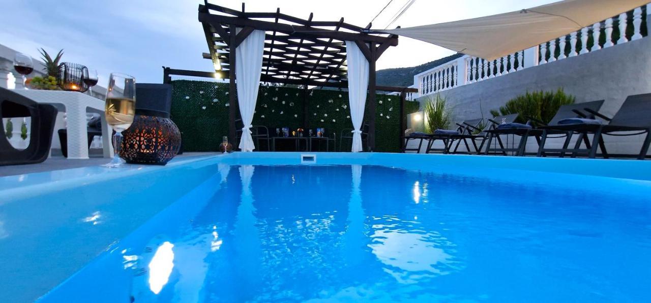 Sunny Holiday House With Pool Kaštela Kültér fotó