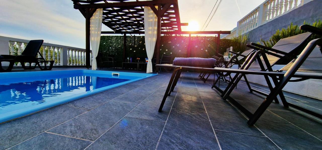 Sunny Holiday House With Pool Kaštela Kültér fotó